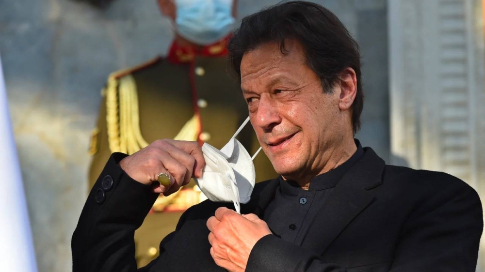 بعد محاولة الإطاحة به .. المادتان 5 و6 تنقذان "عمران خان" من حجب الثقة ببرلمان باكستان