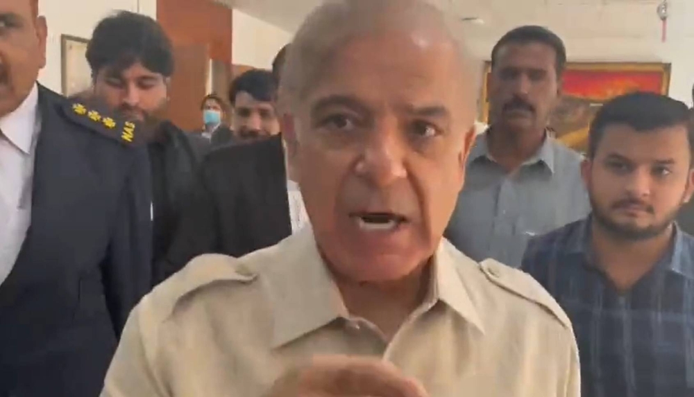 شاهد.. "منافس" رئيس الوزراء الباكستاني "عمران خان" يخرج من البرلمان منفعلًا ويُهدد الحكومة