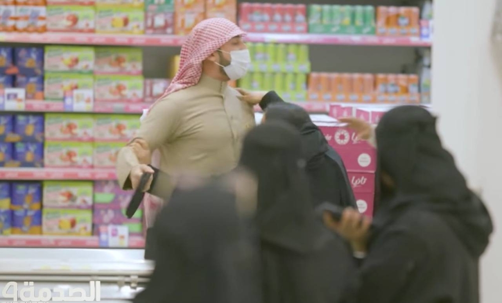 أحدهم كاد يضربه بالعقال .. شاهد : ردة فعل الزبائن تجاه شاب عنّف والدته بسبب عملها كعاملة نظافة داخل سوبرماركت