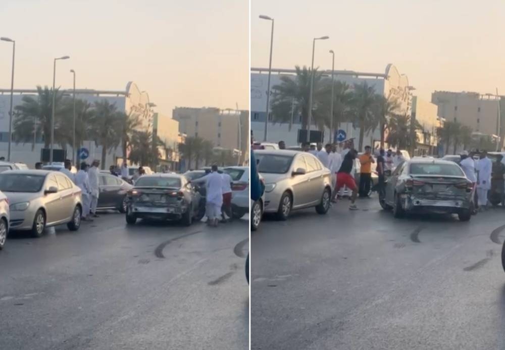 شاهد: سائق في حالة غير طبيعية يعكس طريق عام بالرياض ويتعمد صدم عدد من السيارات