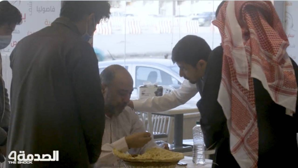 شاهد: ردة فعل زبائن سعوديين تجاه "مقيم مصري" داخل مطعم في برنامج "الصدمة" بعد بكائه وإفطاره على "تميس وماء"