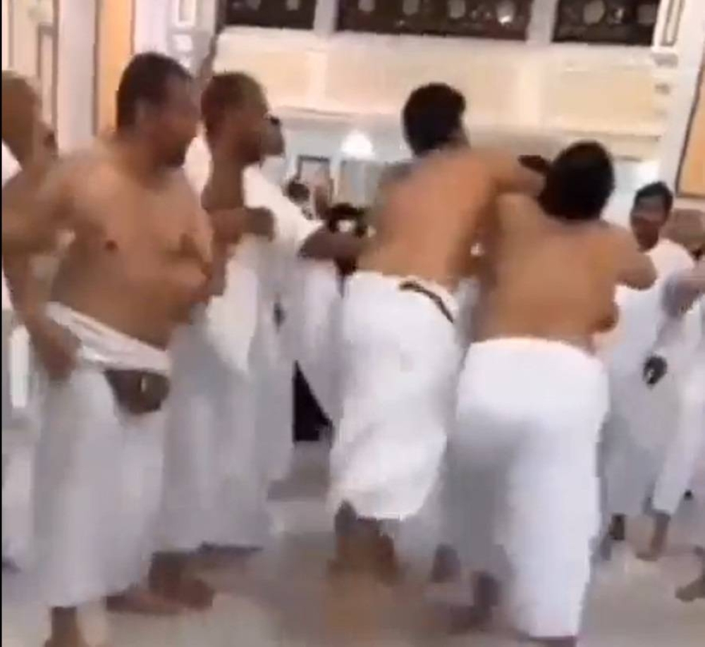 شاهد.. مشاجرة جماعية بين معتمرين  في الحرم
