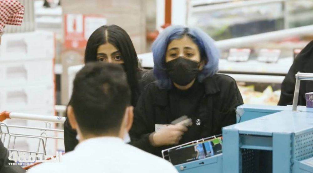 شاهد.. ردود أفعال متسوقين تجاه "كاشير" أهان مسنًا في مركز تسوق سعودي ضمن برنامج "الصدمة"