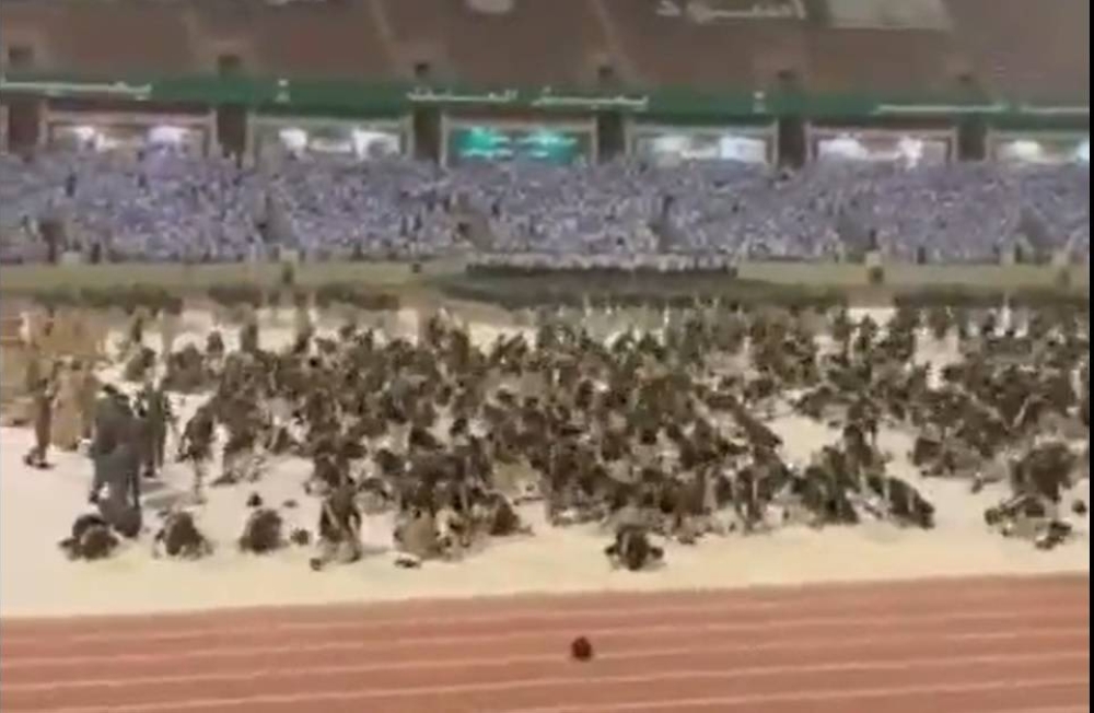 سجدوا سجدة جماعية.. شاهد: فرحة طلبة "كلية الملك عبدالعزيز الحربية" لحظة تخرجهم