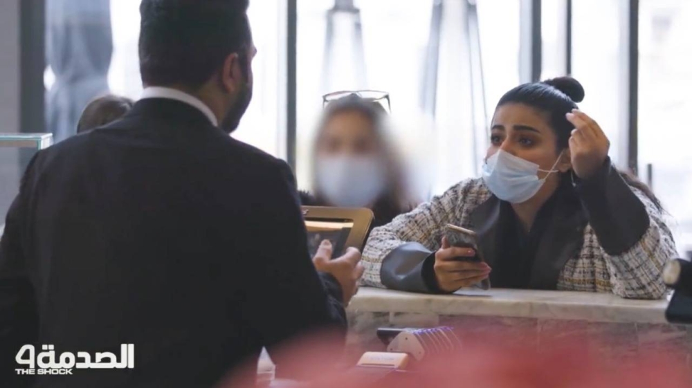 "في برنامج الصدمة ".. شاهد: ردة فعل الزبائن على مدير محل أهان موظفة سعودية على الكاشير وقلل منها أمام الناس