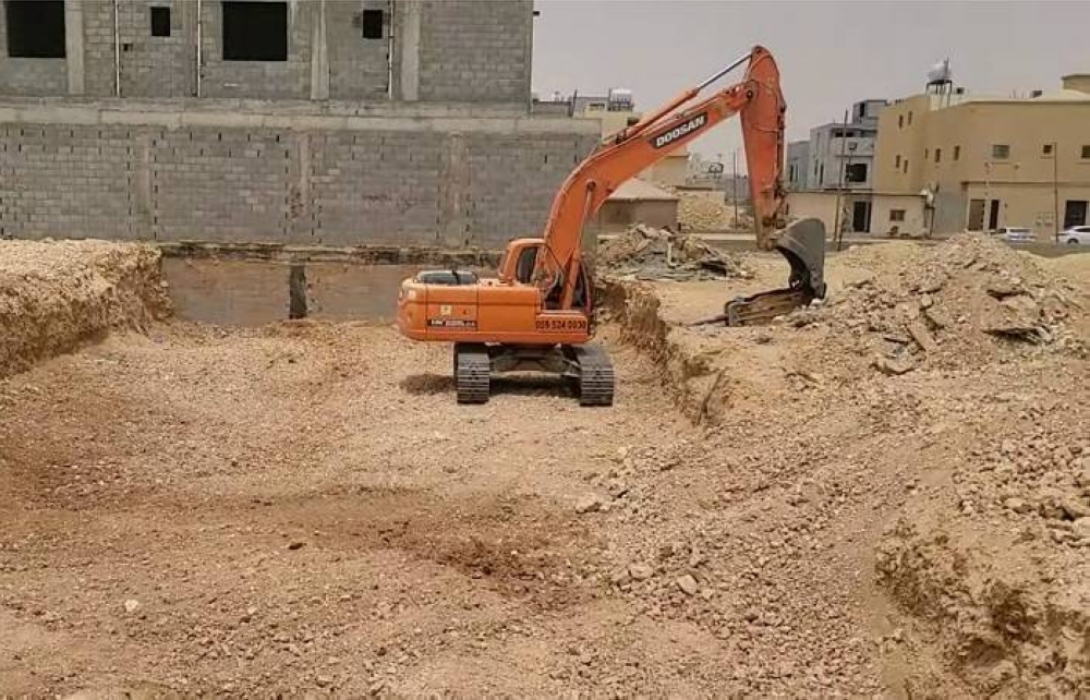 شاهد: "مقاول" يكشف أهمية إزالة الساتر وقت الحفر.. ويوجه "رسالة" إلى موظفي  البلديات