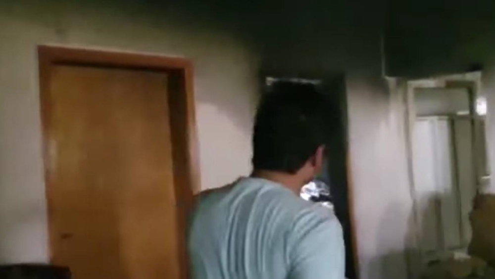 شاهد: أول فيديو من داخل المنزل المنكوب في صفوي بعد الحريق المأساوي الذي تسبب في وفاة أسرة كاملة