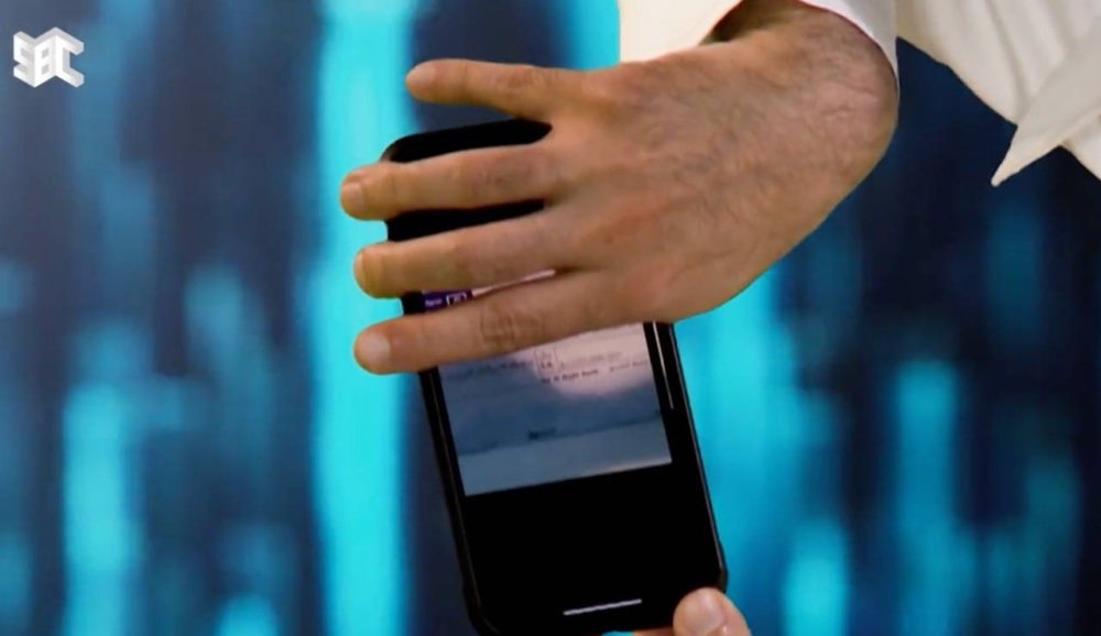 شاهد: "بن عودة" يكشف صورة الشيك الذي قدمه "الدبوس" له  بـ20 مليون في أعلى صفقة إيجار في تاريخ مسابقات الإبل