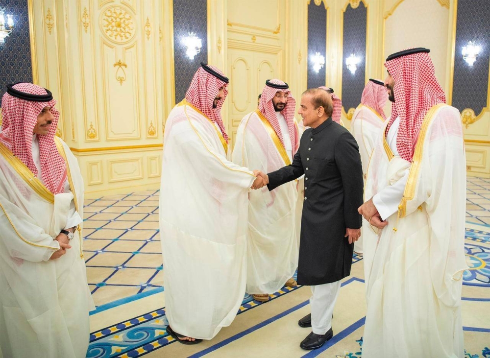 شاهد: جانب من اجتماع  ولي العهد الأمير " محمد بن سلمان" مع رئيس وزراء باكستان