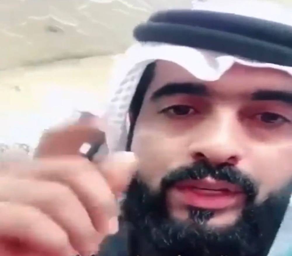 مغردون يطالبون "زعاق حايل" بحلق شاربه بعد تعذر رؤية الهلال وخسارة التحدي أمام "خالد الزعاق"