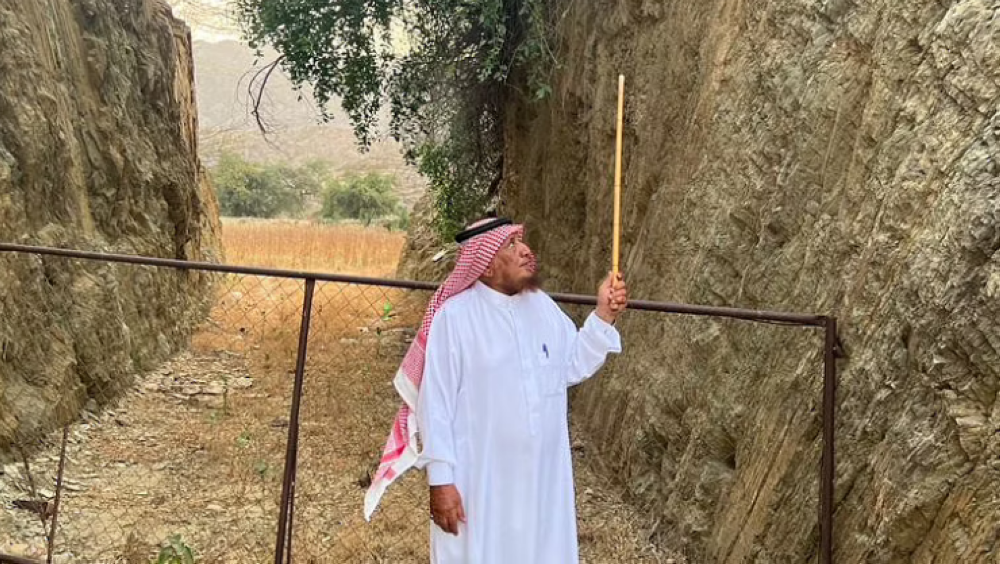 شاهد.. قصة رجل قام بتكسير الجبل ونحته لتنفيذ شرط زواجه من فتاة غرب عسير.. وعندما أتم المهمة كانت المفاجأة!