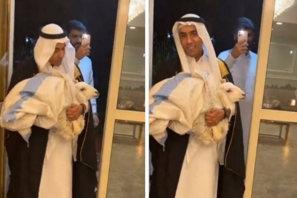 "يا مطانيخ يا ولاد المطانيخ".. شاهد: مقطع طريف لـ"مصري" يقدم خروفا لسعوديين في استراحة!