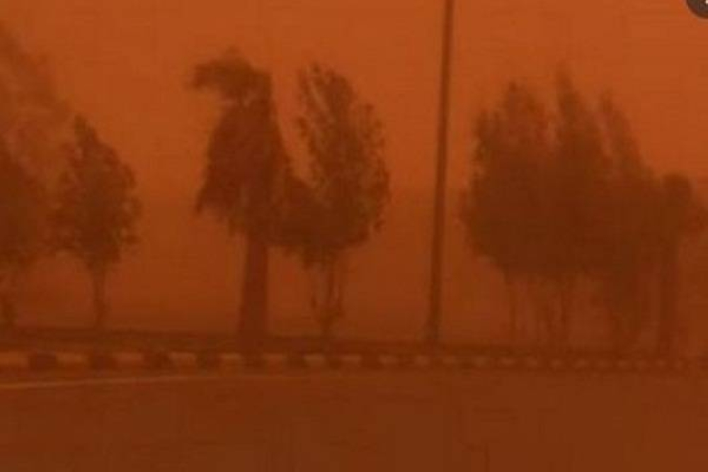 طقس اليوم: عاصفة ترابية تصل سرعة الرياح معها أكثر من 45كم/ساعة تؤدي إلى انعدام الرؤية على هذه المناطق