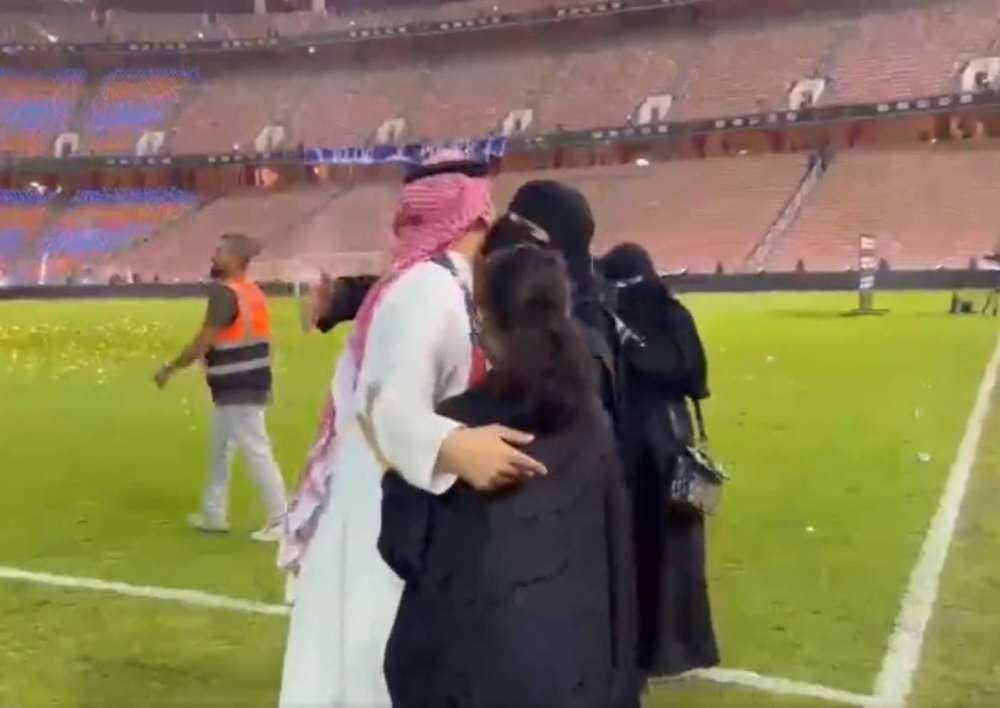 شاهد .. رئيس الفيحاء يحتفل مع عائلته بعد فوز فريقه بكأس الملك لأول مرة في تاريخه شاهد .. رئيس الفيحاء يحتفل مع عائلته بعد فوز فريقه بكأس الملك لأول مرة في تاريخه