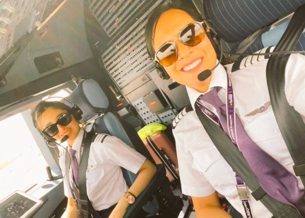 لأول مرة في السعودية .. شاهد طاقم نسائي كامل يتولى قيادة طائرة من الرياض إلى جدة