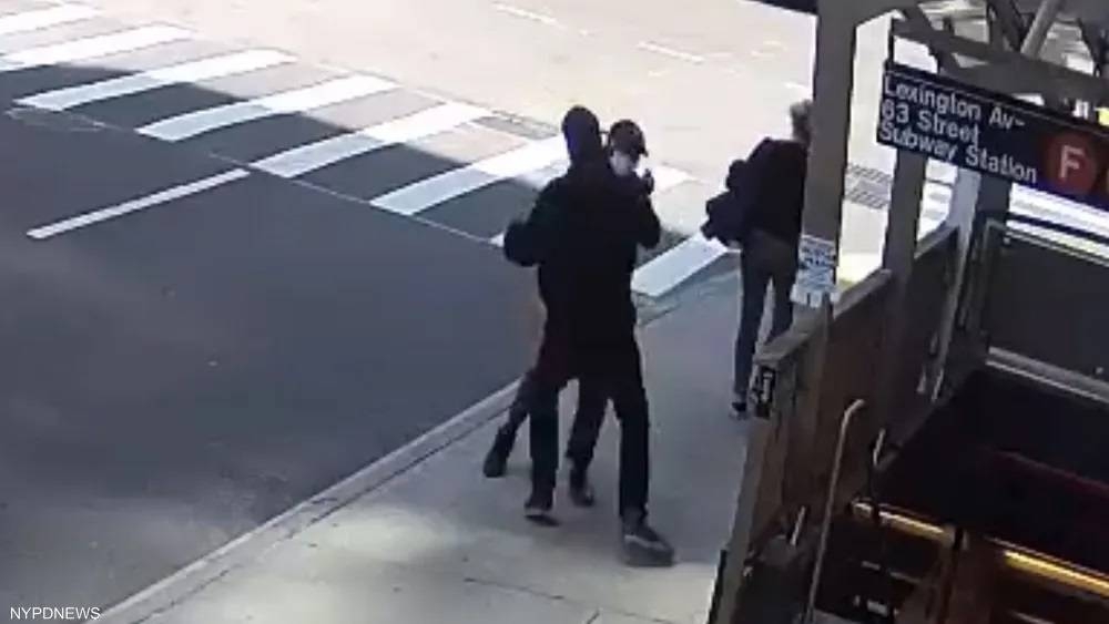 فيديو صادم .. شاهد .. طعن رجل أثناء سيره في شارع مكتظ على يد مقنع في نيويورك