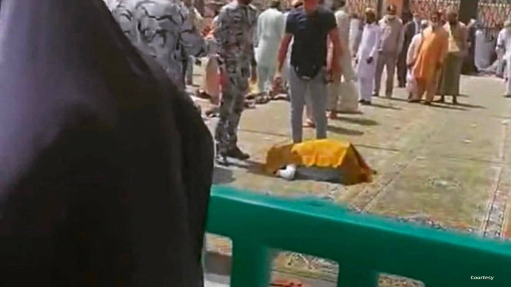 الكشف عن حقيقة صورة  متداولة بشأن  وفاة أحد المصلين ساجدا في المسجد النبوي