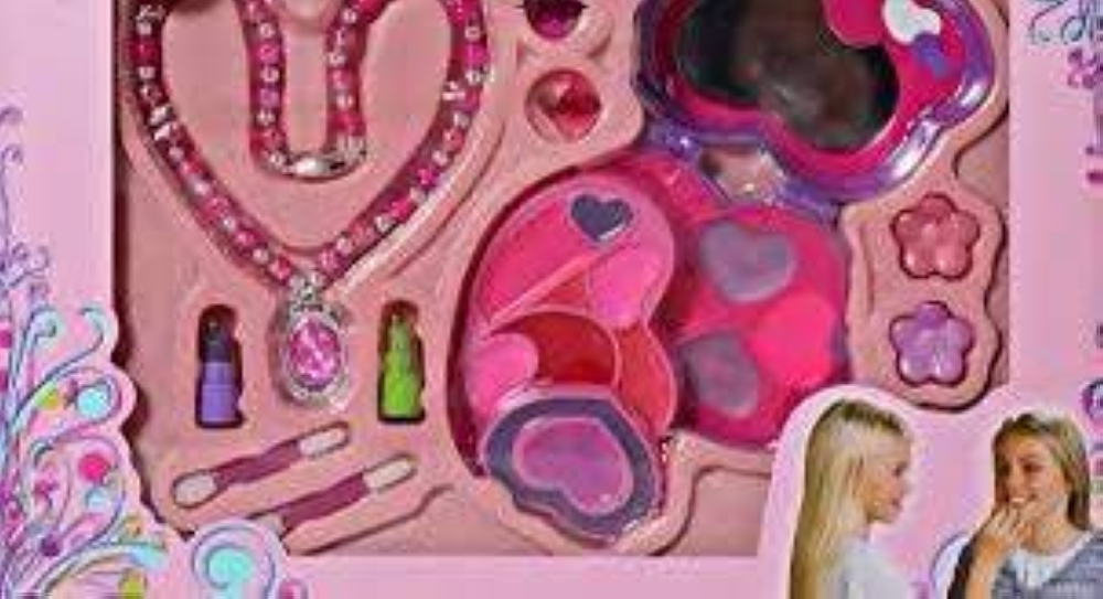 الغذاء والدواء تحذر من لعبة مكياج للأطفال .. وتكشف عن احتوائها على مادة خطيرة