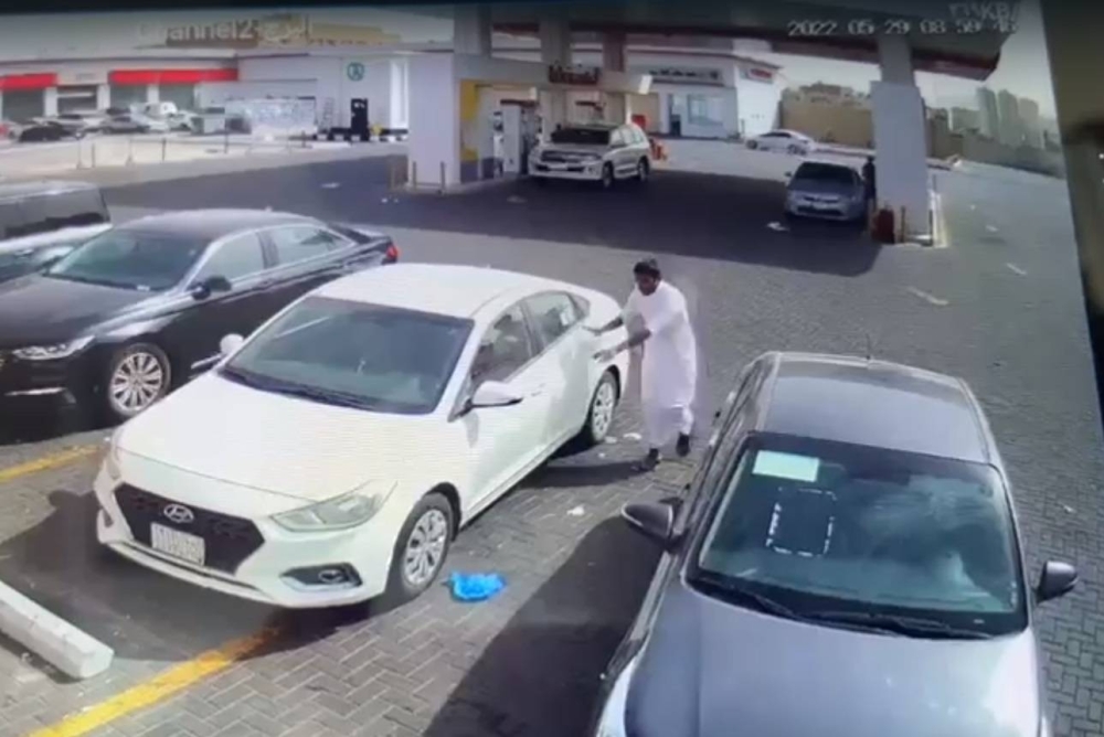 حصرياً .. شاهد: لص يسرق مركبة بعدما تركها صاحبها في وضع التشغيل أمام محطة بنزين في مكة