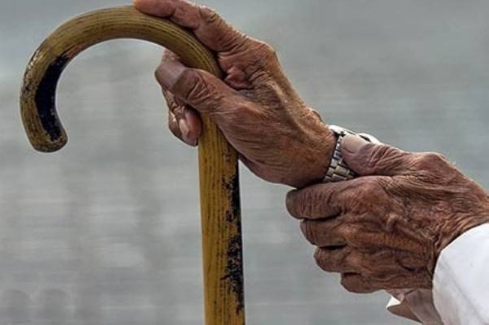 متى تصرف وزارة الموارد البشرية المساعدة لكبير السن؟.. "تعريف" يجيب 