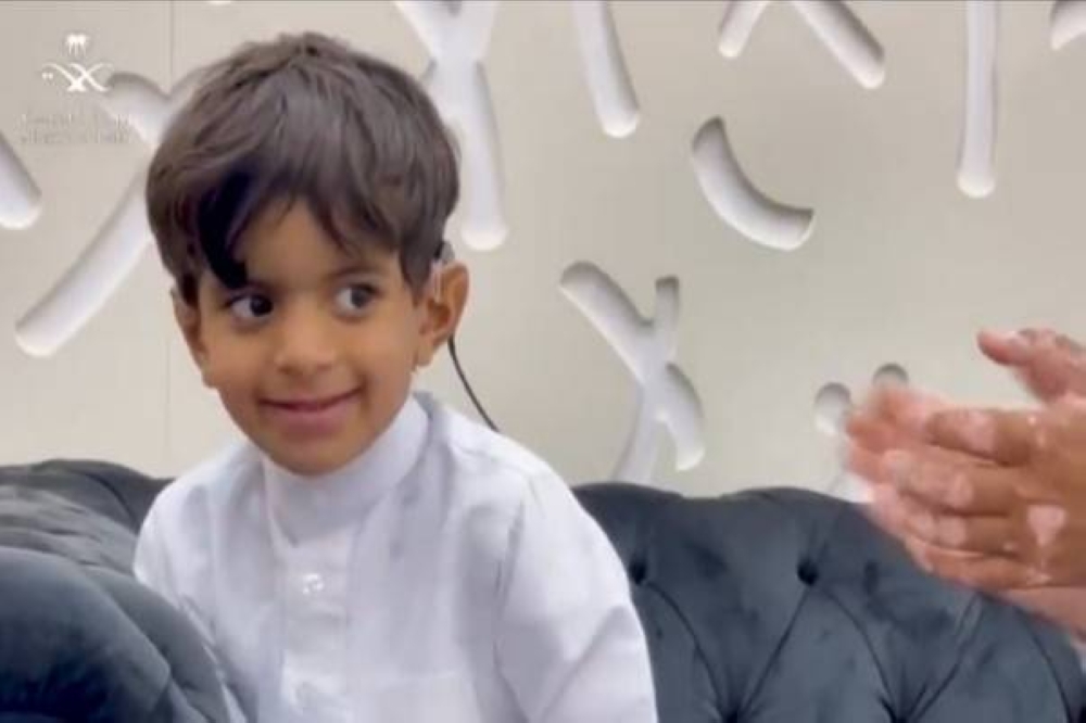 شاهد: ردة فعل طفل سمع الأصوات لأول مرة بعد زراعة قوقعة في الأذنين