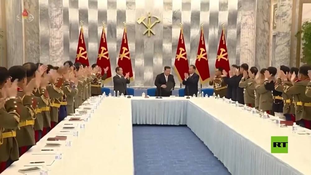 شاهد.. ردة فعل كبار قادة الجيش الكوري الشمالي فور دخول الرئيس "كيم جونغ أون"