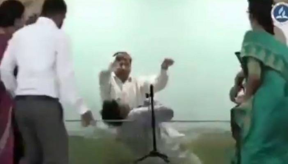 لحظات رعب.. شاهد .. إصابة هندي بصاعق كهربائي داخل حوض ماء أثناء تعميده بعد اعتناقه للمسيحية!