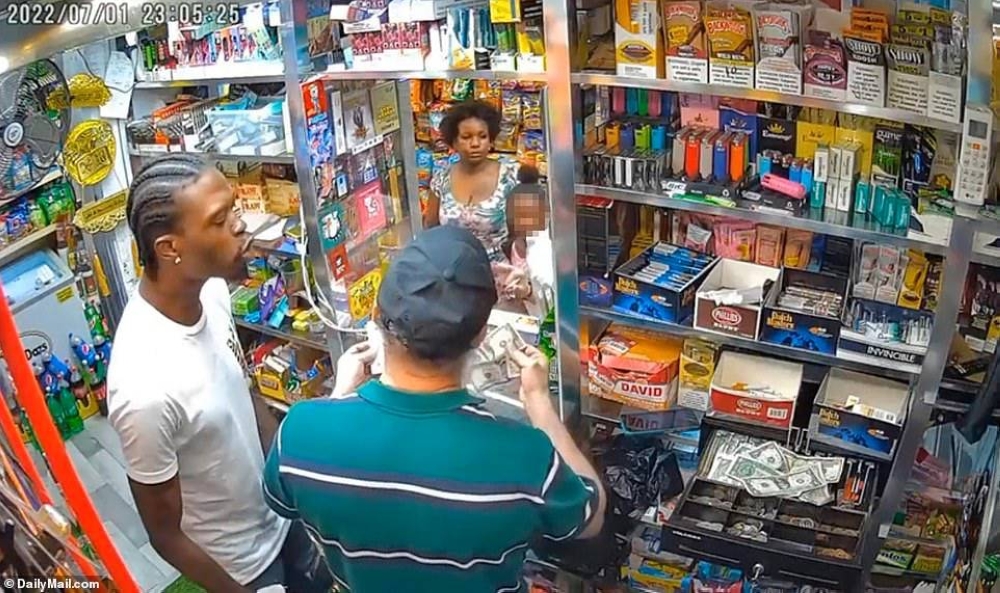 شاهد: فيديو جديد يوثق لحظة طعن عامل مسن لزبون حتى الموت بعد الاعتداء عليه داخل بقالة بأمريكا