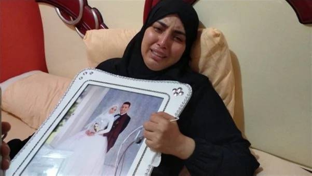 مصر .. زوجة الصيدلي المقتول تنهار من البكاء وتعلق :" ياترى اتألمت إزاي لما انضربت بالنار يا أحمد "