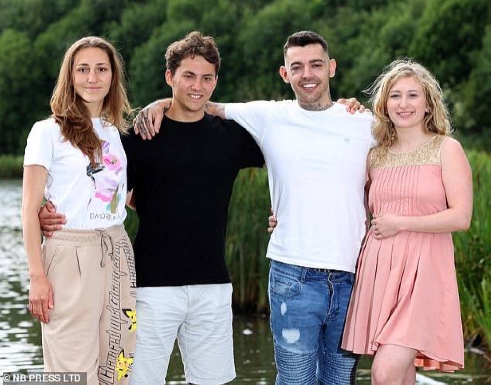 بالصور: البريطاني الذي ترك زوجته من أجل أوكرانية يستضيف لاجئة جديدة 