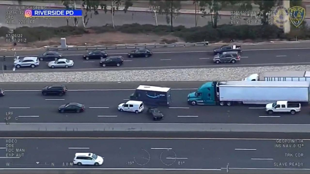 شاهد.. مطاردة مثيرة بين الشرطة ومشتبه به  خطف شاحنة وصدم عدة سيارات أثناء هروبه في ولاية كاليفورنيا