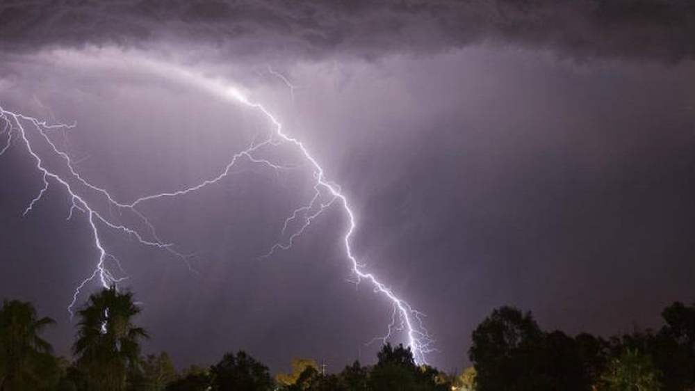 وفاة فتاة وإصابة شقيقتها بسبب صاعقة رعدية في جازان