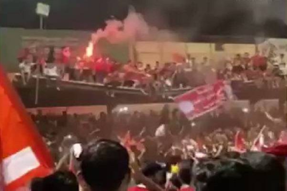 شاهد.. لحظة انهيار جزء من مدرجات نادي الاتحاد الليبي وسقوط الجماهير