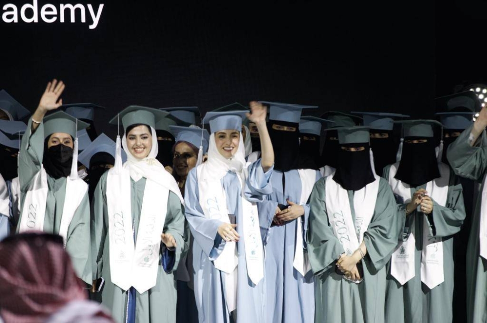 بالصور .. أكاديمية مطوري آبل النسائية تحتفي بتخريج أولى دفعاتها