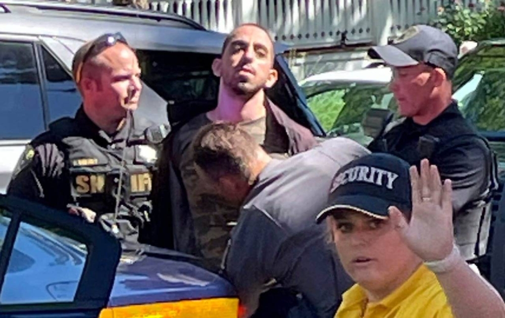 من هو الإرهابي "هادي مطر"  الذي نفذ محاولة اغتيال "سلمان رشدي" في نيويورك؟