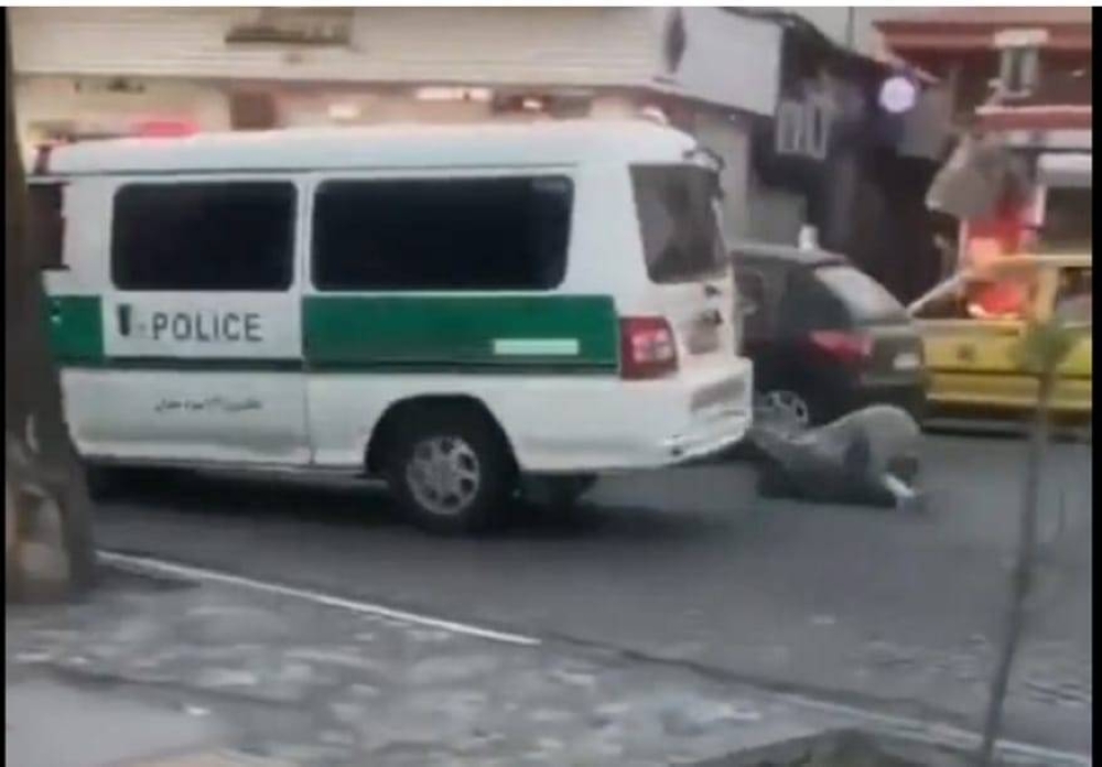 شاهد : الشرطة الإيرانية ترمي امرأة من سيارة مسرعة وسط شارع عام