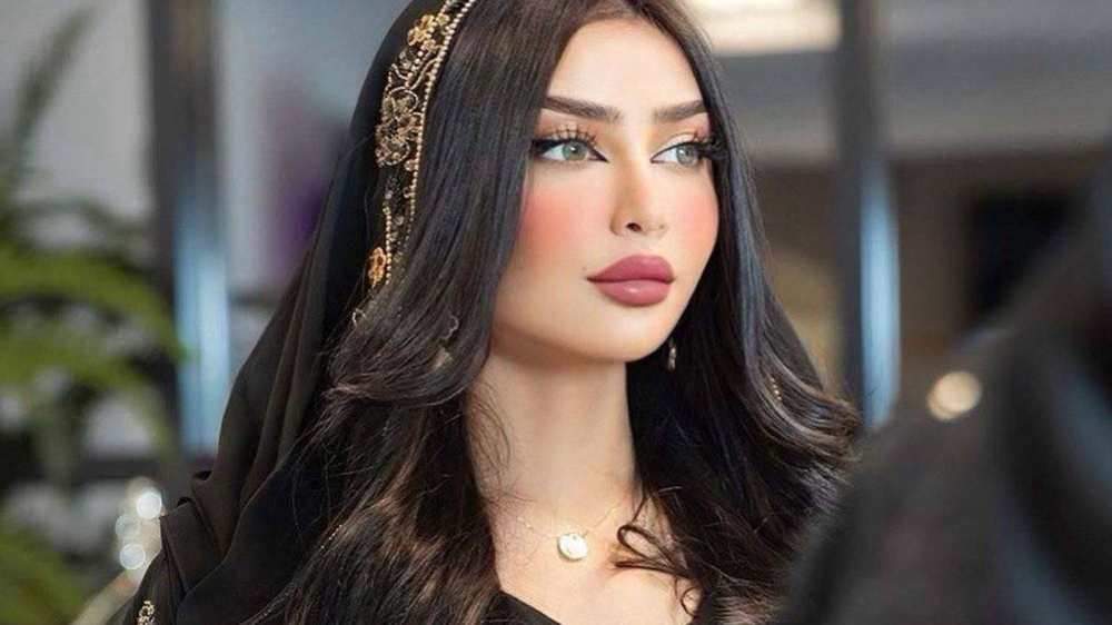 شاهد.. مروج الرحيلي تستعرض مقتنياتها الثمينة داخل منزلها