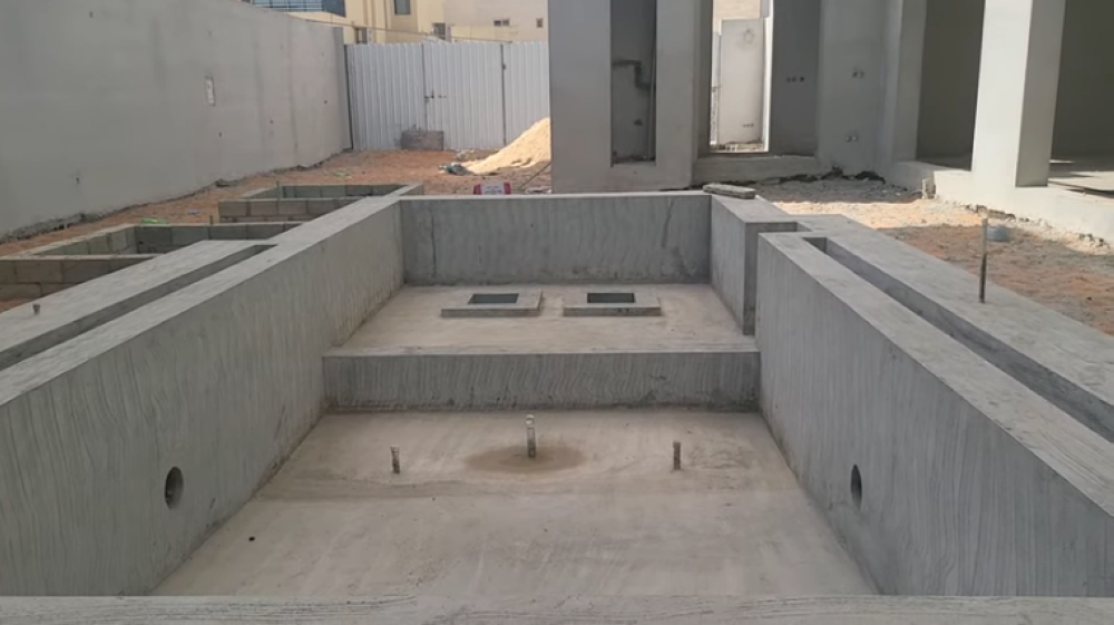 شاهد.. مقاول يكشف عن فكرة  لتصميم مسبح أثارت إعجابه بفيلا تحت الإنشاء 