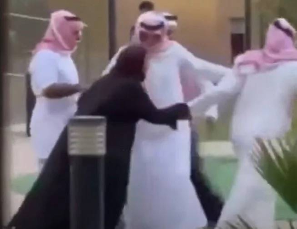 "حطمن مكتب المديرة " .. "منشور" متداول يكشف سبب اقتحام رجال الأمن دار رعاية الفتيات بـ "خميس مشيط"