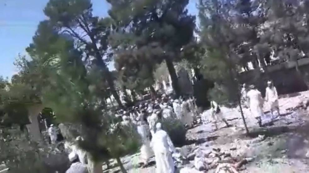 القتلى في كل مكان … شاهد: انتحاري يفجر نفسه وسط المصلين  أثناء صلاة الجمعة في أفغانستان