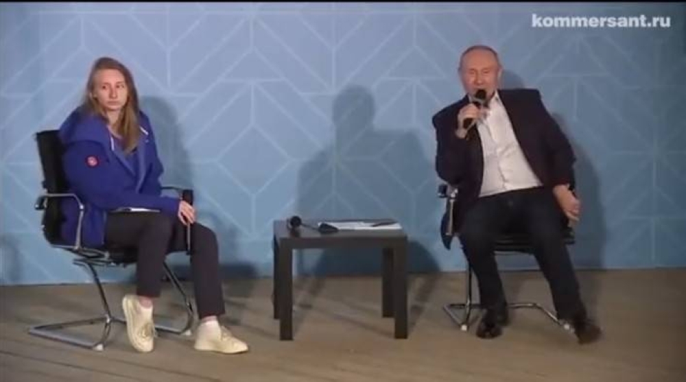 شاهد : لحظة اهتزاز قدم بوتين بطريقة غريبة أثناء إلقاء خطاب