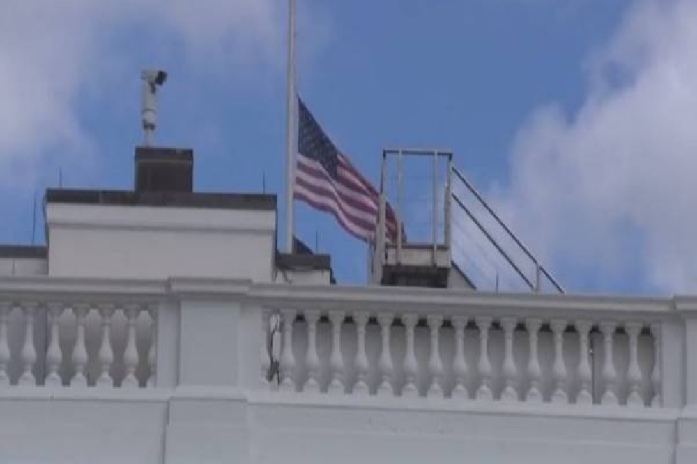 شاهد: البيت الأبيض ينكس الأعلام الأميركية حداداً على وفاة ملكة ‎بريطانيا "إليزابيث"