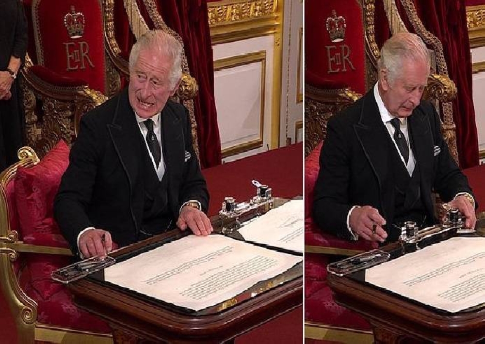 شاهد : ضجر الملك تشارلز الثالث أثناء توقيع بيان تنصيبه ملكاً على عرش بريطانيا