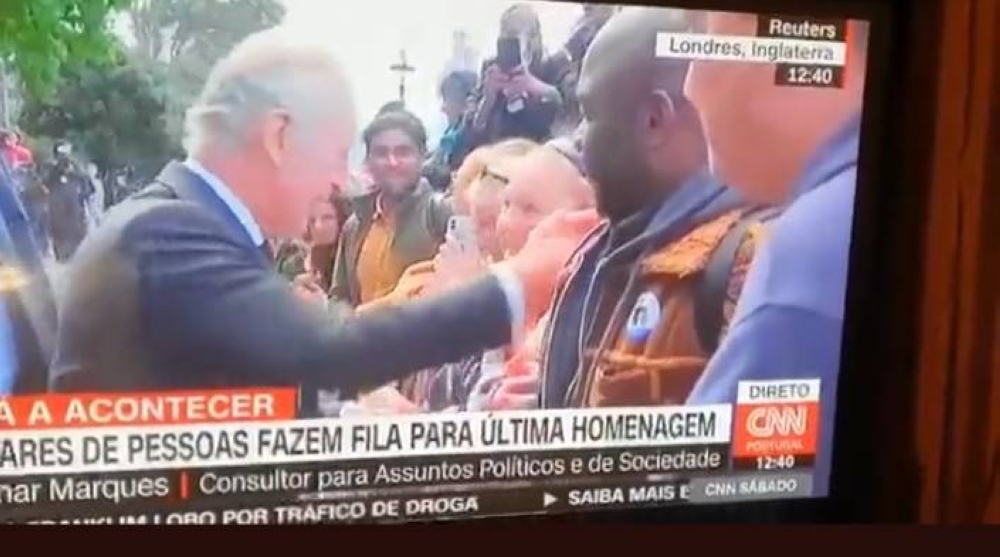 شاهد.. الملك تشارلز الثالث يتجاهل رجل أسمر البشرة أثناء مصافحته الجماهير