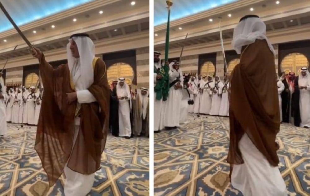 شاهد.. الأمير خالد الفيصل يؤدي العرضة السعودية خلال احتفالات اليوم الوطني ال 92