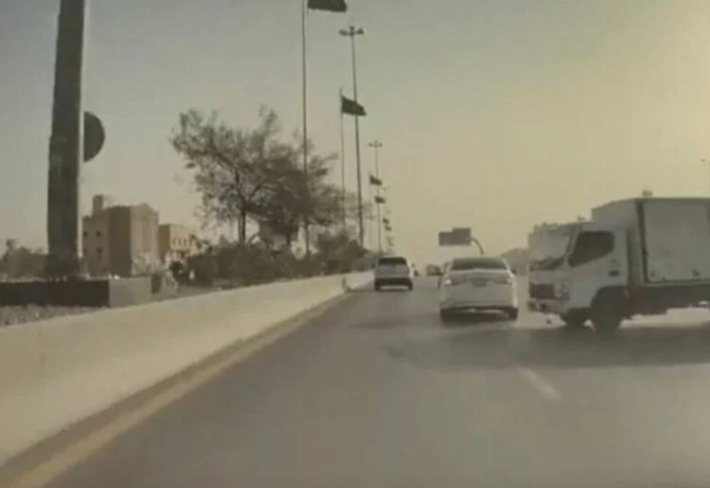 شاهد: "داش كام" توثق حادث مروع لدكتور سعودي على طريق بالرياض