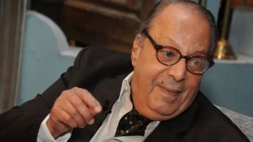 هل تذكرون الفنان المصري أسامة عباس؟.. شاهد كيف أصبح شكله الآن بعد غياب سنوات بعمر الـ83