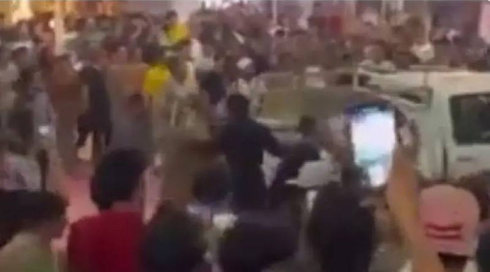 شاهد: تحرش جماعي وتمزيق ملابس فتاتين في منتزه بالعراق