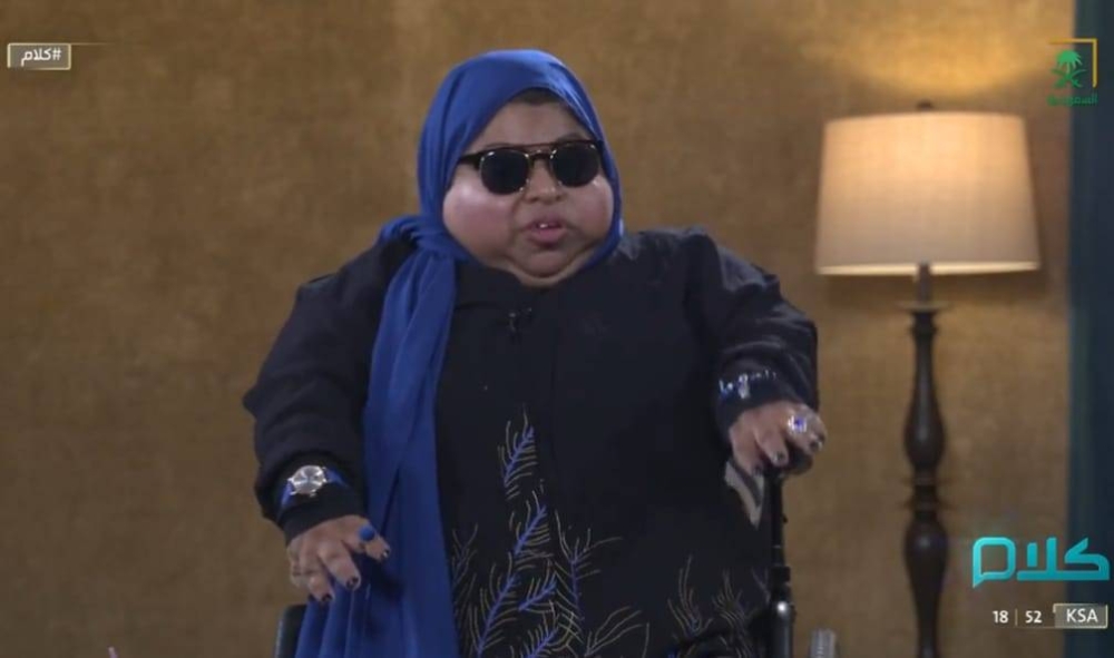 المديرة قالت لي "ما نبغاك".. شاهد: "قصيرة قامة" تكشف كيف أكملت دراستها وحصلت على الماجستير