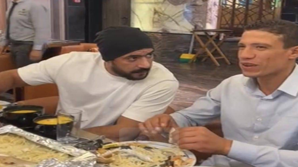 شاهد.. الفنان المصري أحمد العوضي يفاجئ عامل النظافة الذي طرد من مطعم بسبب ملابسه